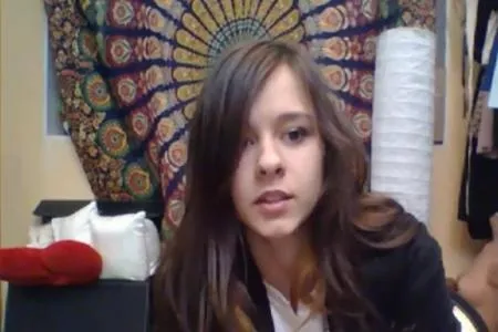 Тінка в чаті переодягається у вбрання покоївки (ВІДЕО)