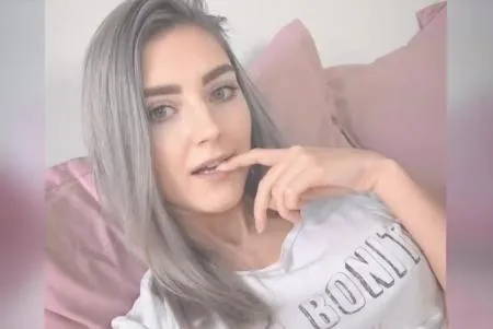 Єва Ельфі робить селфі і мастурбує на дивані (HD ВІДЕО)