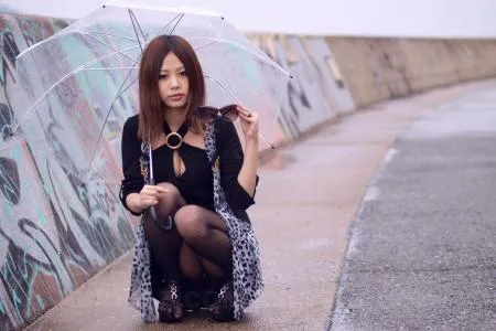 Юна азіатка роздягається і показує свою волохату кицьку (ФОТО)