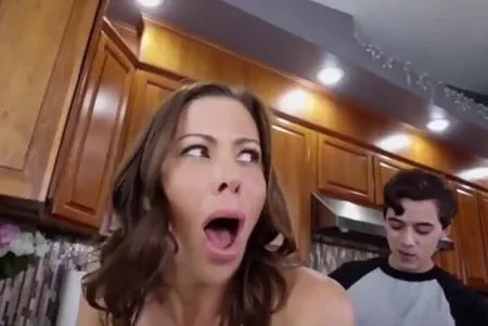 Соковита мачуха не втрималася побачивши член пасинка (ВІДЕО)