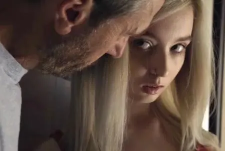 Самотній дядько трахає племінницю у вбранні колишньої дружини (ВІДЕО)