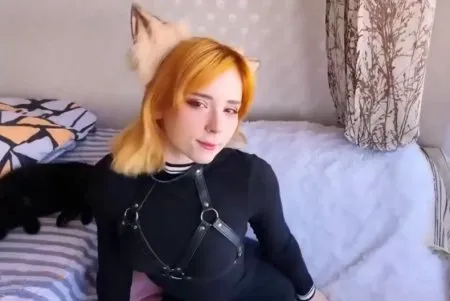 Похітлива лисичка смокче і скаче на члені (ВІДЕО)