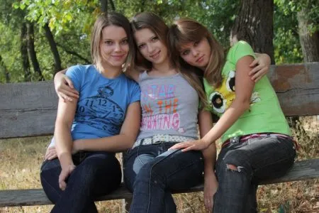 Три молоденькі колежанки повністю роздяглися у парку (ФОТО)