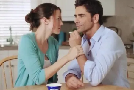 Секретарка випадково відксерила свою проміжність (ВІДЕО)