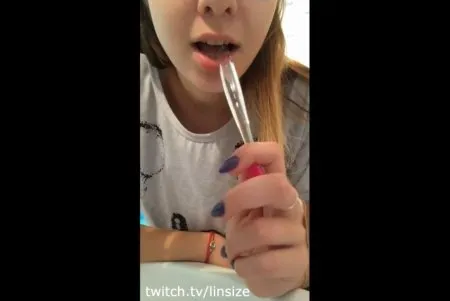 Юна дівчина закрилася у ванній пошаліти в перископі (ВІДЕО)