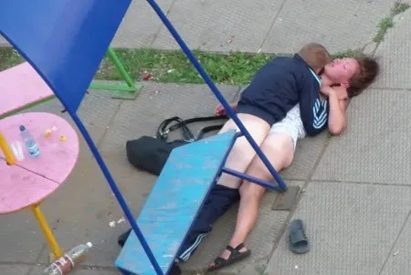 Секс в людному місці п'яної парочки (ВІДЕО)