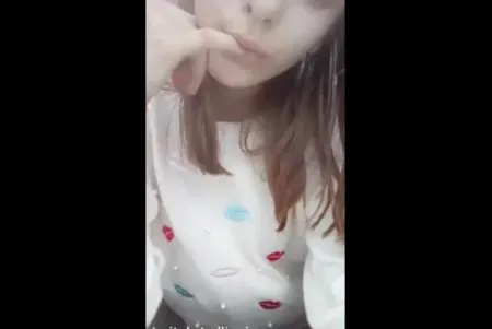 Старшокласниця показує свої принади у перископі (ВІДЕО)