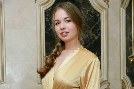 Camilla Stan приймає душ у ванній кімнаті (ФОТО)