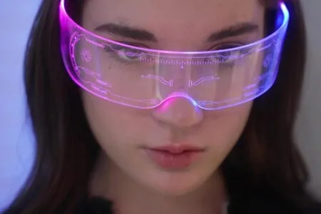 Красуня в окулярах віртуальної реальності у світі потрійного секс задоволення (ВІДЕО)