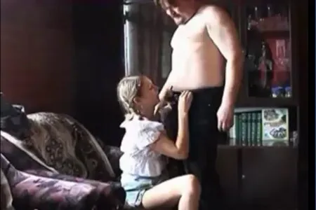 Вітчим потайки трахає нерідну доньку та їй подобається (ВІДЕО)