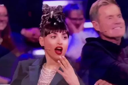 Грає на флейті вагіною у «шоу талантів» (HD ВІДЕО)