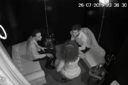 Приватний танець стриптизерки з камер спостереження (ВІДЕО)