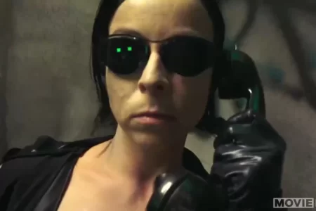 Агент Сміт навалює тумаків Трініті та дає їй на рота (ВІДЕО)